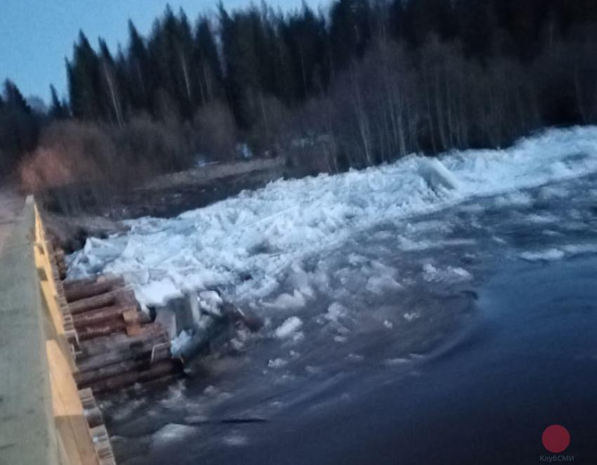 В Шенкурском районе ледоход разрушает мост через р. Суланду